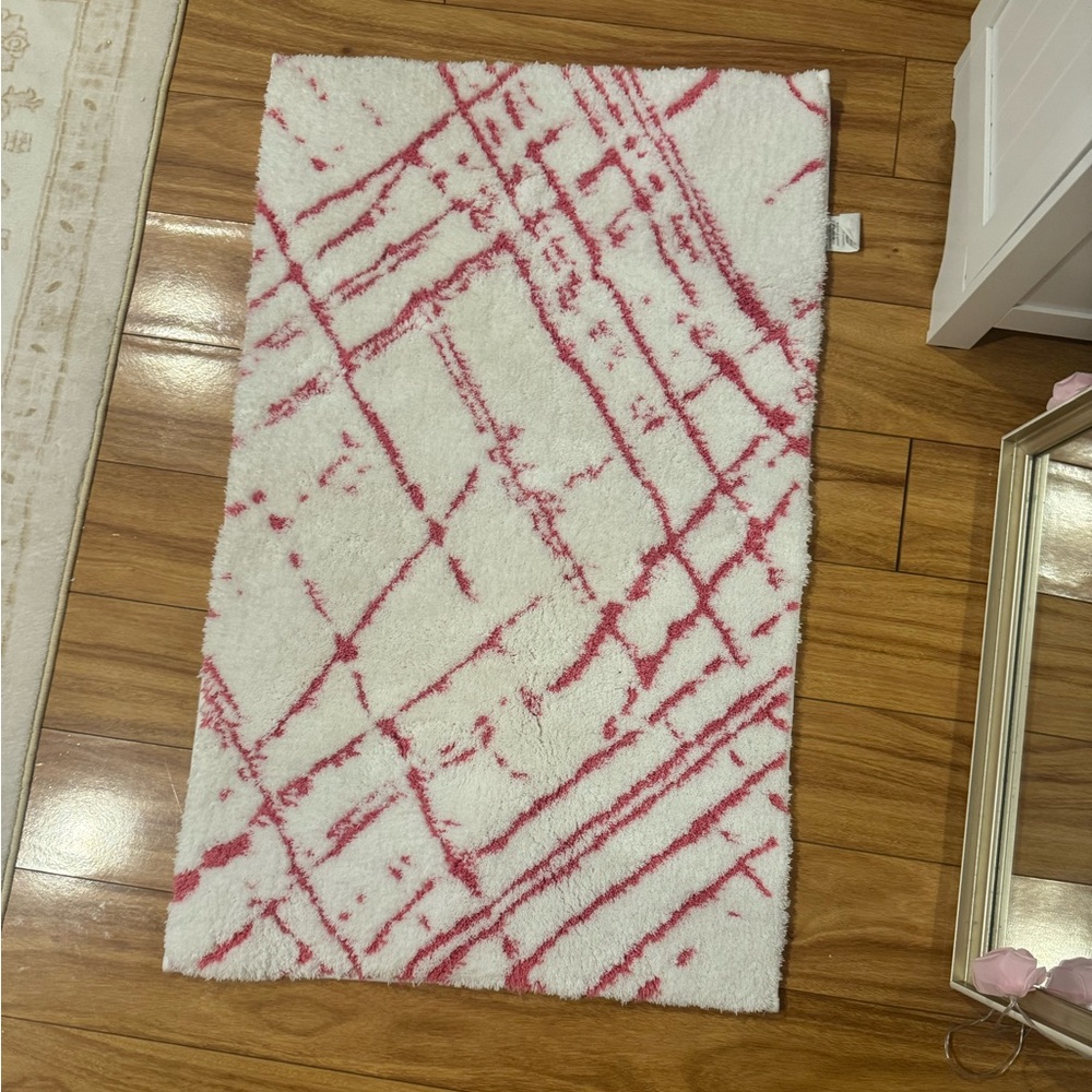 Tahari Home White and hot pink Bath Mat